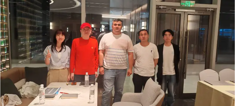 Liesa discute di affari con un cliente dell'Asia centrale